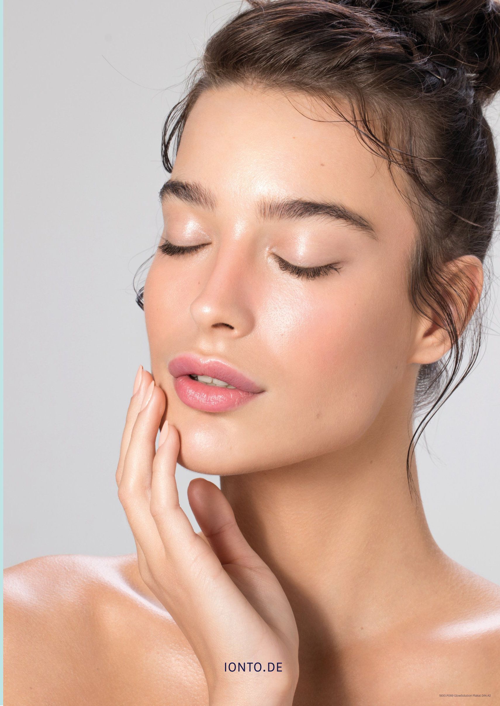 GlowSolution Behandlung im Gesicht einer jungen Frau