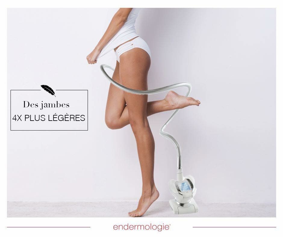 Junge Frau erhält eine Endermologie-Behandlung im Gesicht