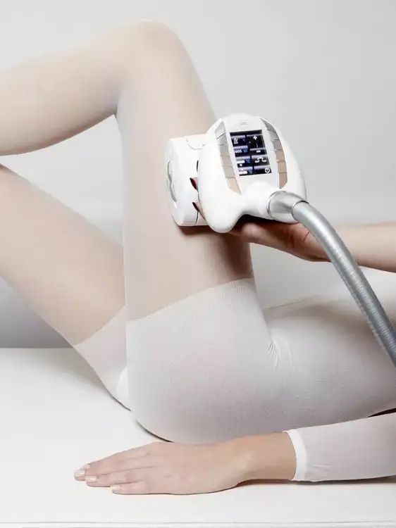 Junge Frau erhält eine Endermologie-Behandlung am Bauch