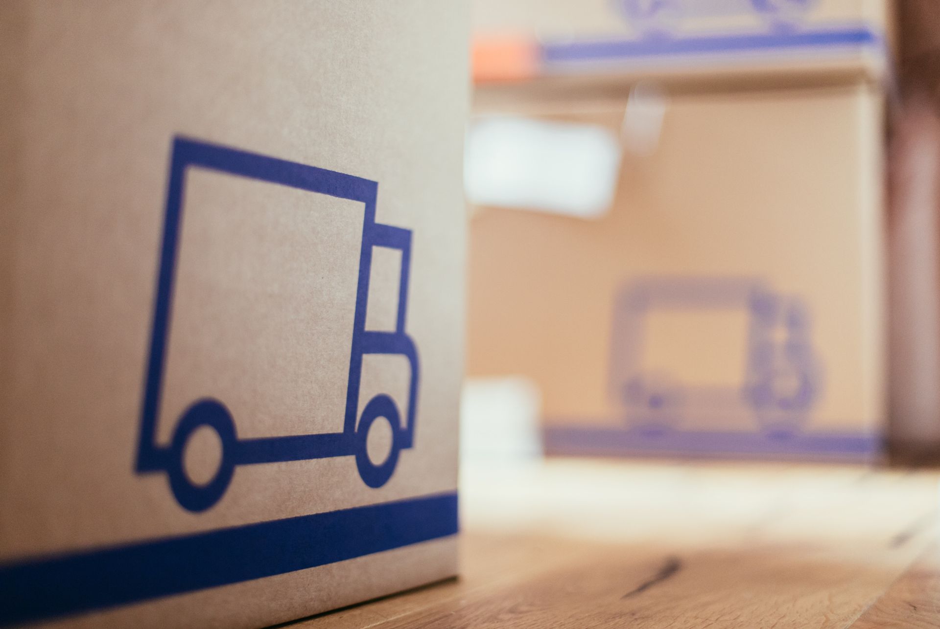 Des cartons avec un dessin de camion dessus