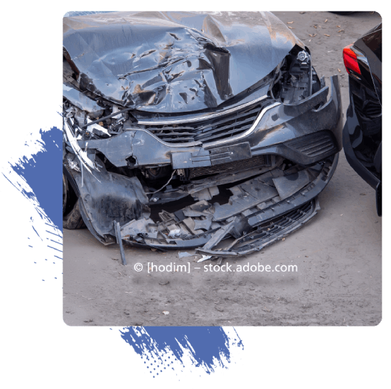 Ein schwarzes Auto, das bei einem Autounfall beschädigt wurde