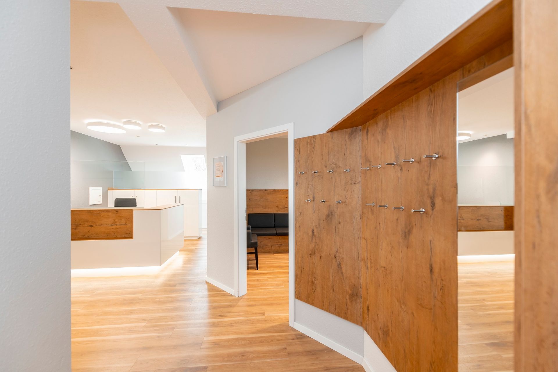 Ein Flur mit Holzwand und weißem Tresen.