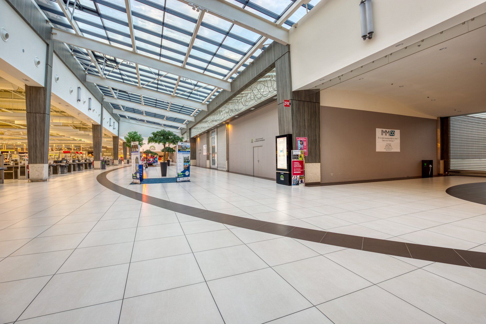 Carrelage grand format dans un centre commercial