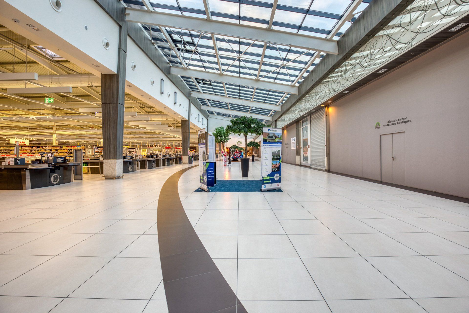 Pose de carrelage dans un centre commercial