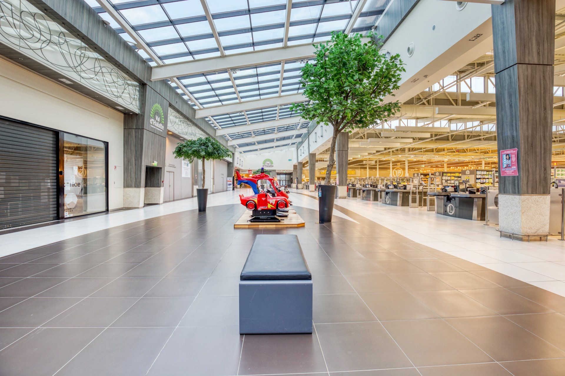 Agencement allée principale d'un centre commercial