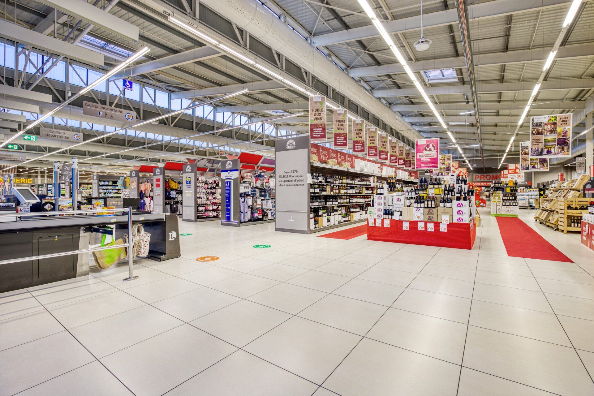 Pose de revêtement de sol : carrelage blanc