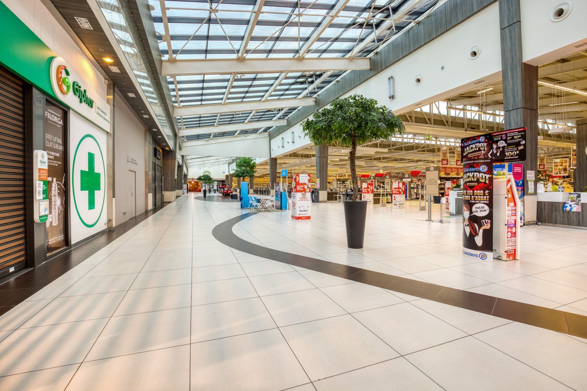 Pose de revêtement de sol centre commercial