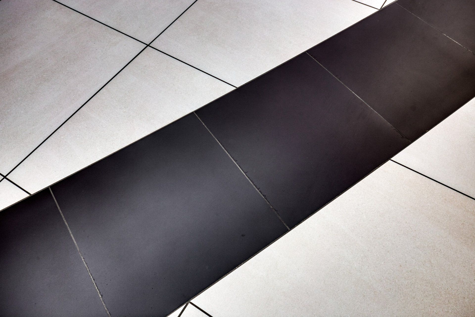 Design au sol blanc et noir