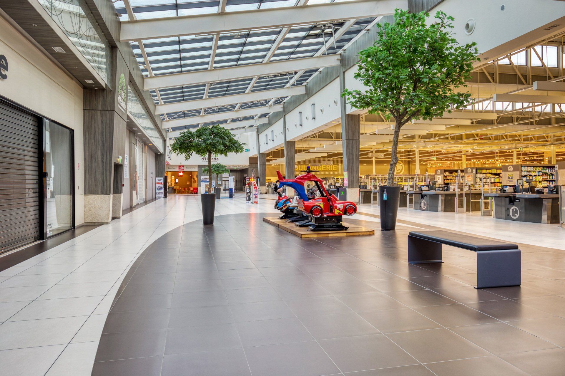 Pose de revêtement de sol : carrelage blanc et marron