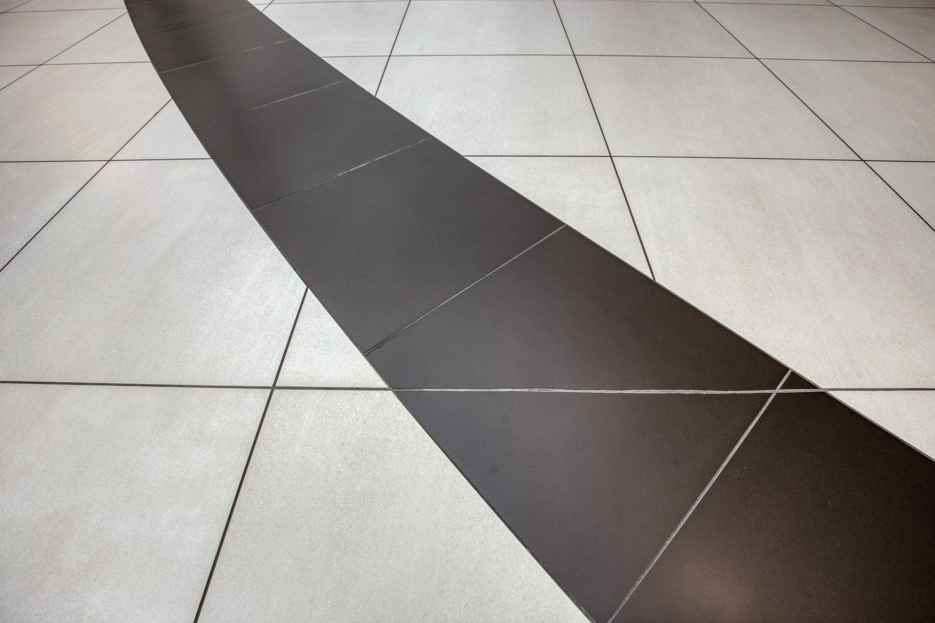 Carrelage grand format blanc et noir
