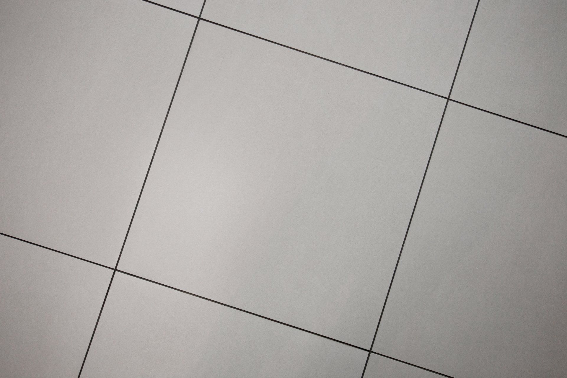 Pose de carrelage blanc grand format