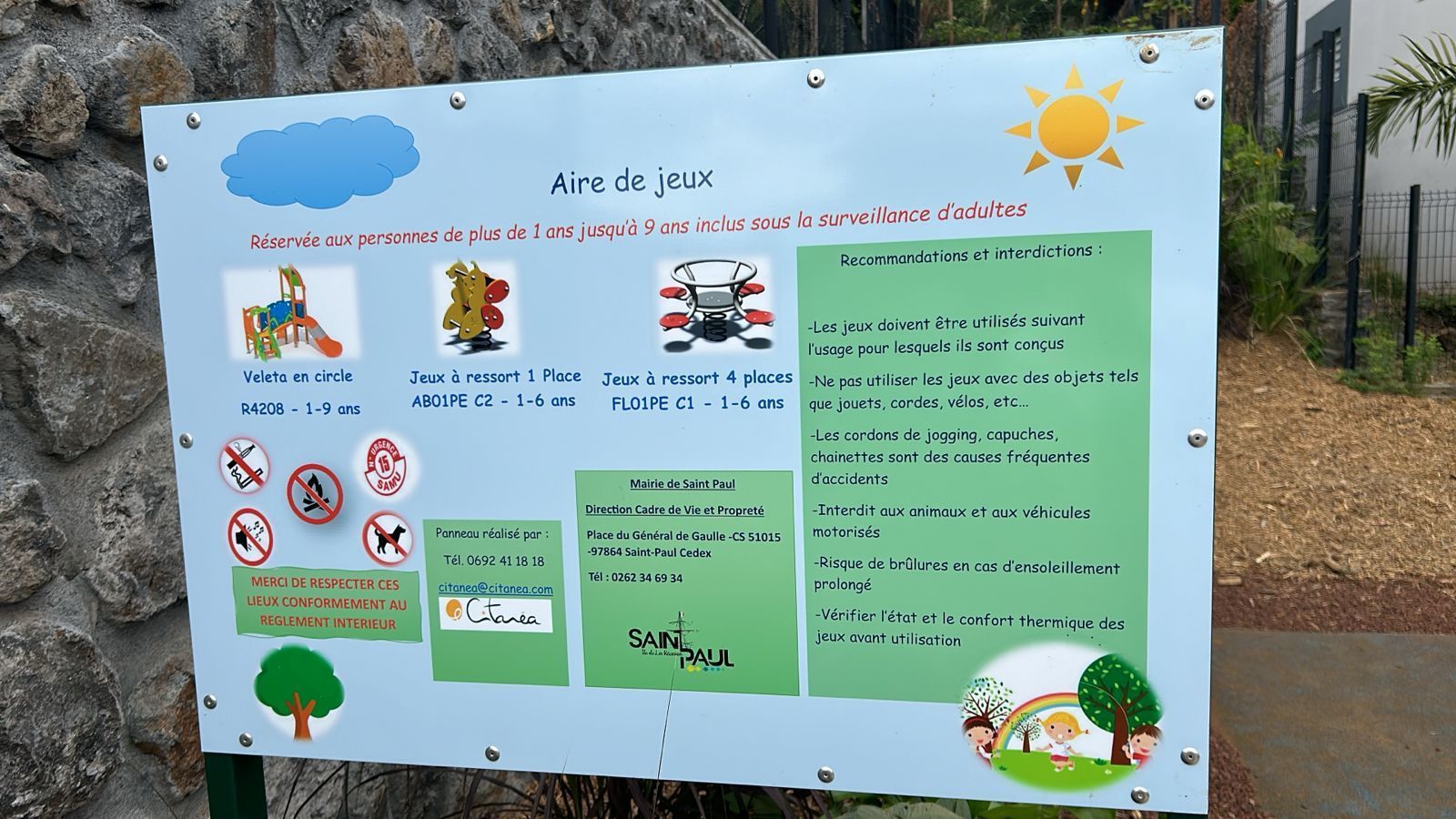 Panneau pédagogique extérieur avec icônes illustrées et panneaux de texte verts