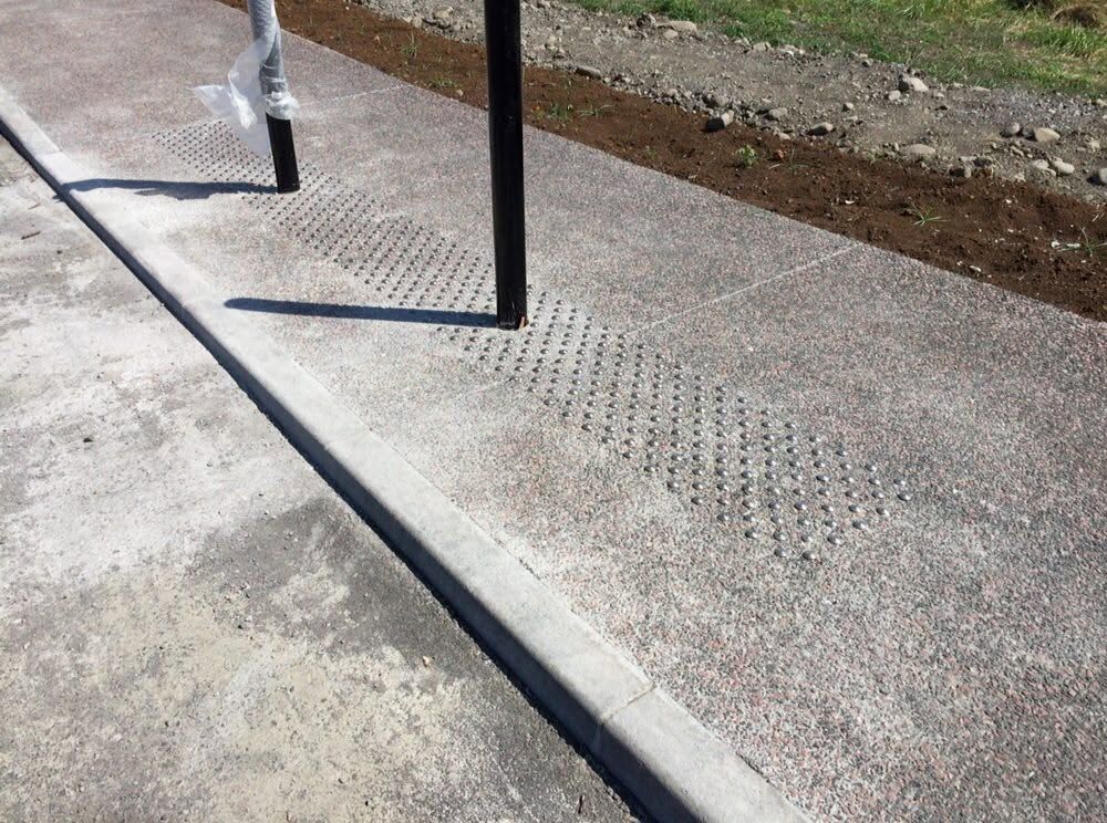 Revêtement de sol tactile texturé sur un trottoir