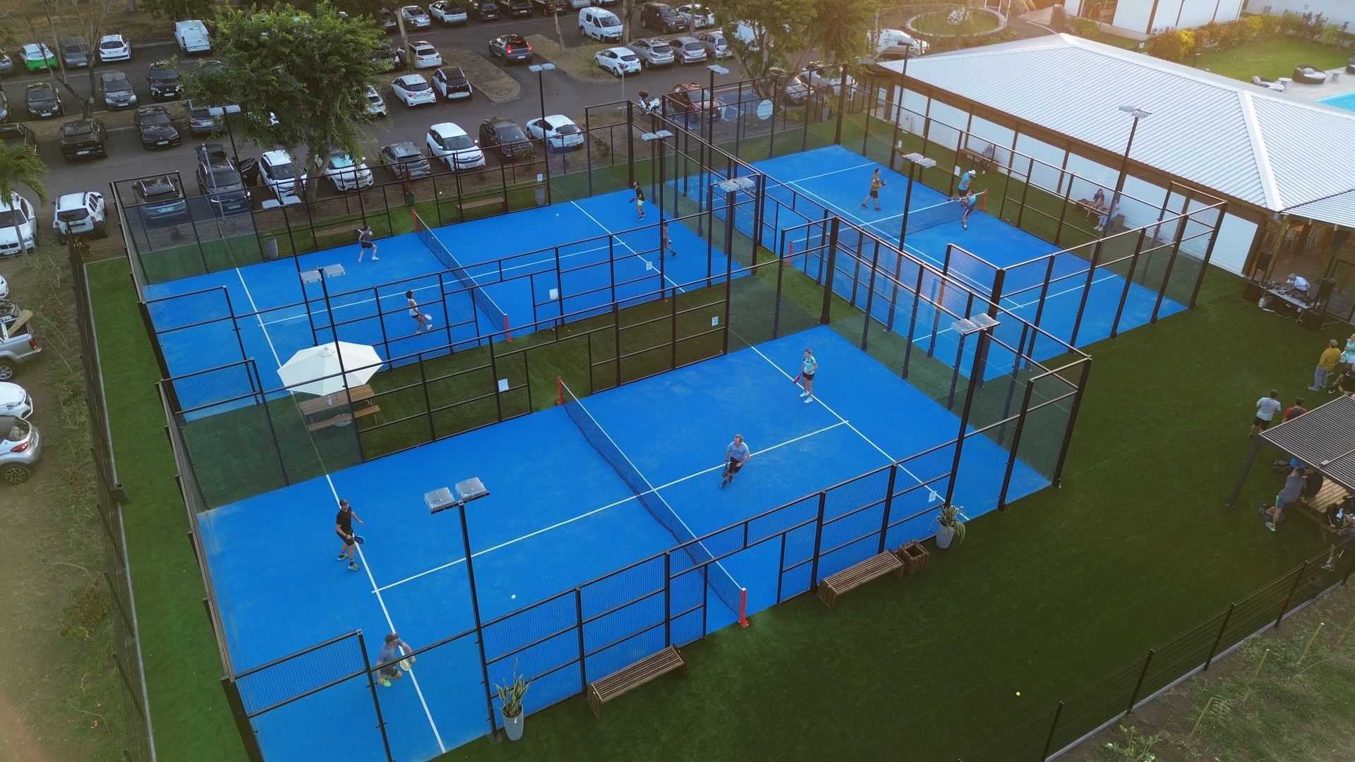 Vue aérienne de courts de padel extérieurs bleus