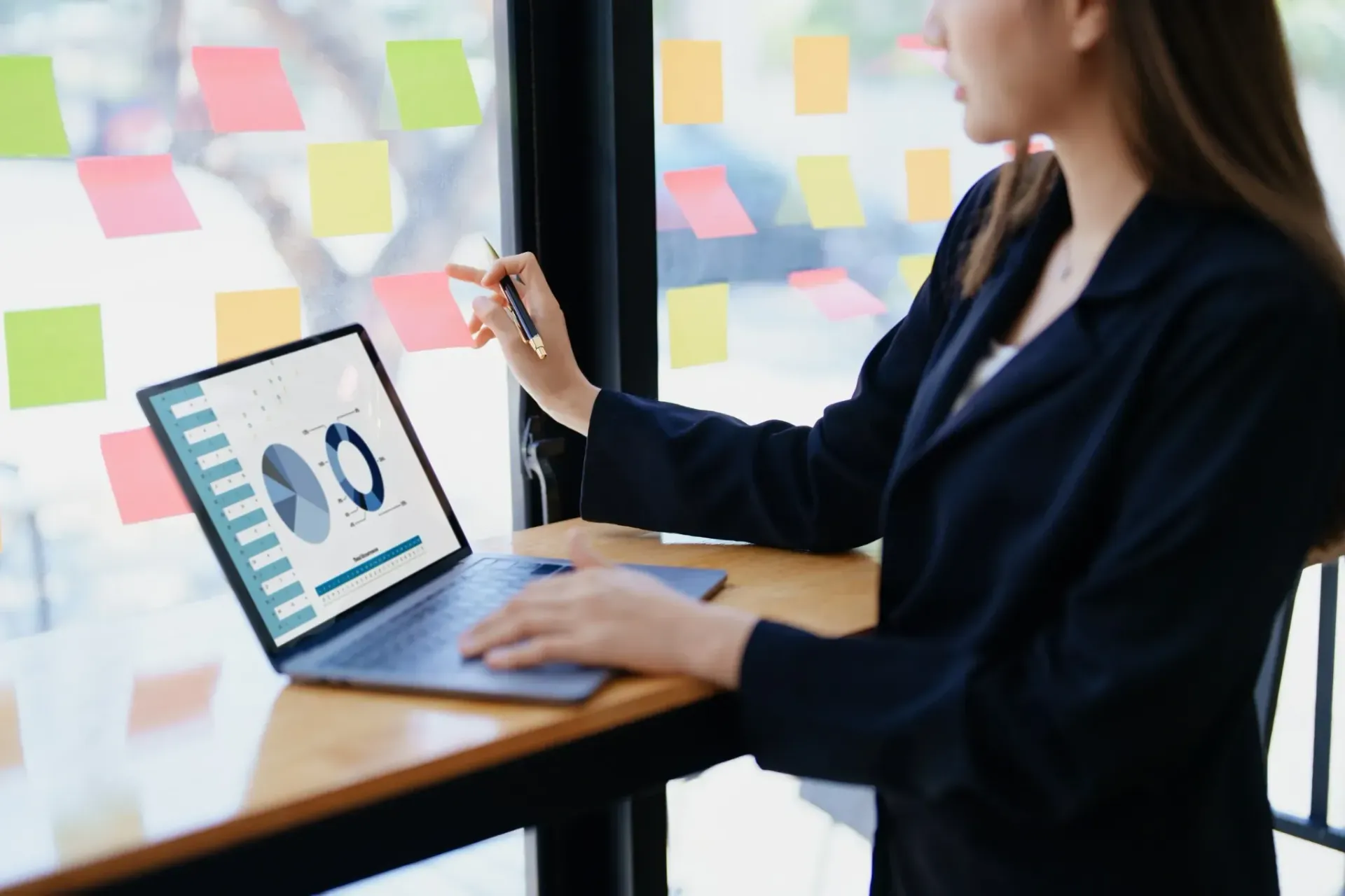 Fondo gris claro sólido.