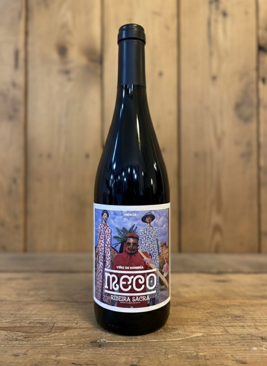 Botella de vino con etiqueta que muestra tres cifras y la palabra 