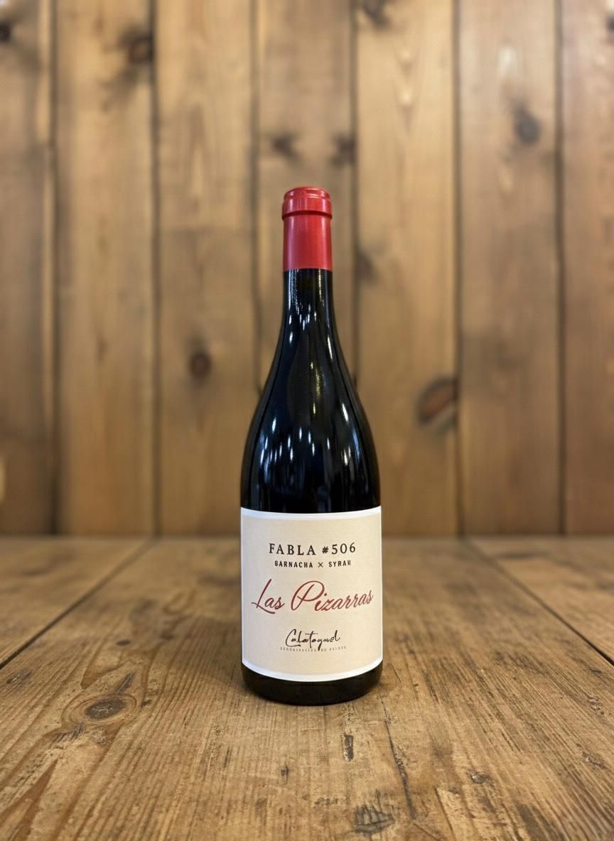 Botella de vino con tapón rojo y etiqueta blanca, texto 