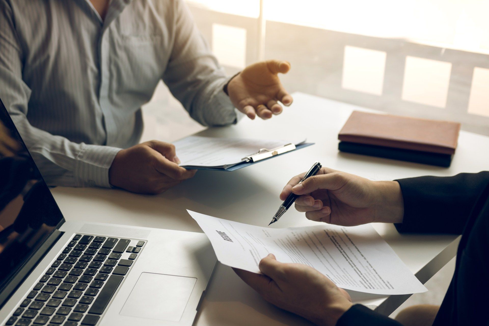 Zwei Personen besprechen etwas