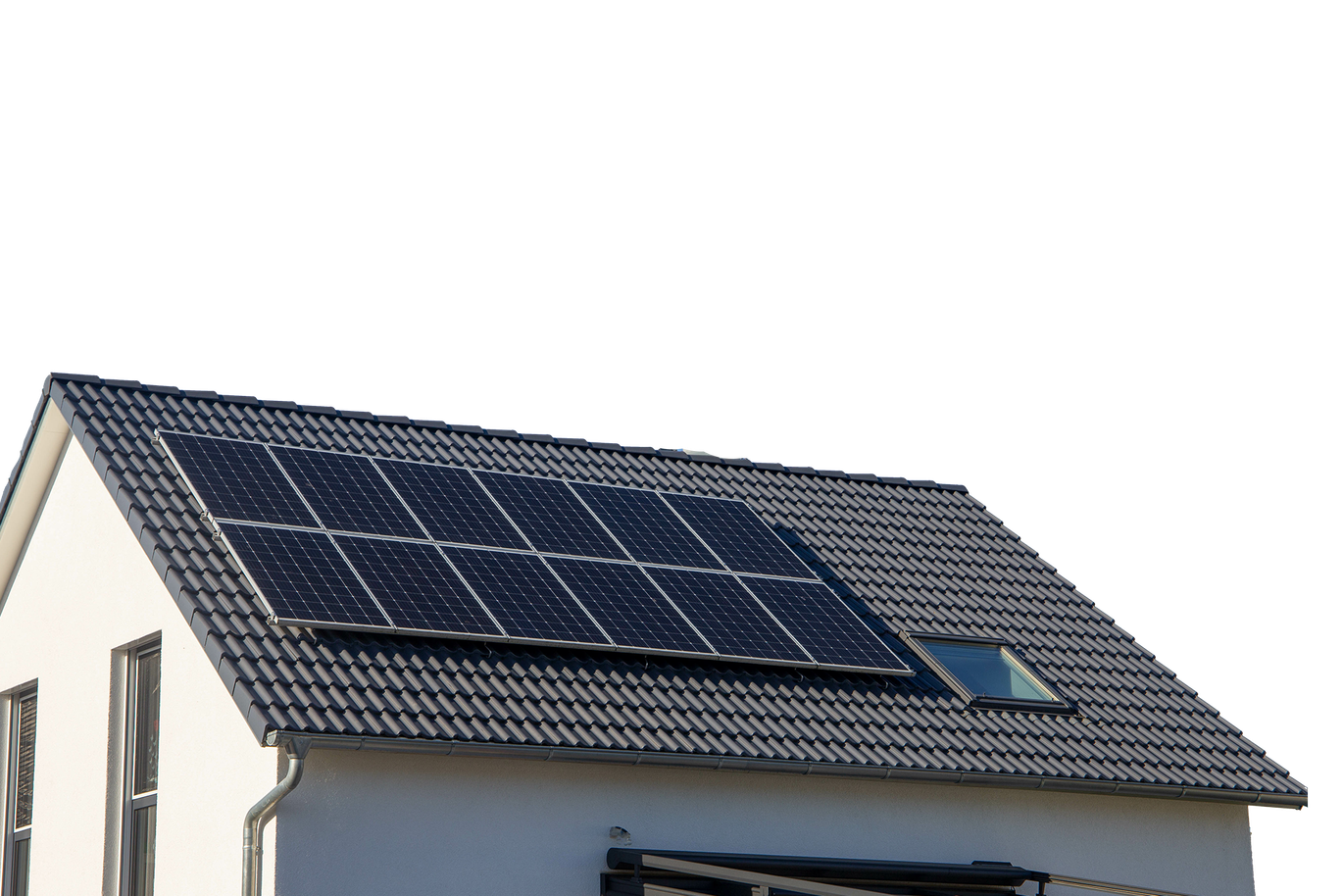 Solarmodule auf einem Hausdach; weiße Außenseite, graues Dach, Oberlicht.