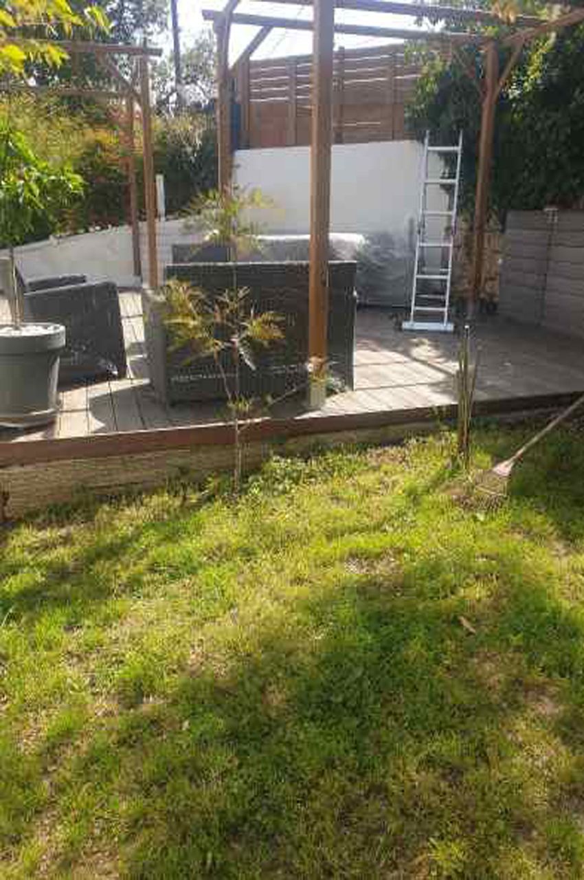 Jardin vert avec terrasse