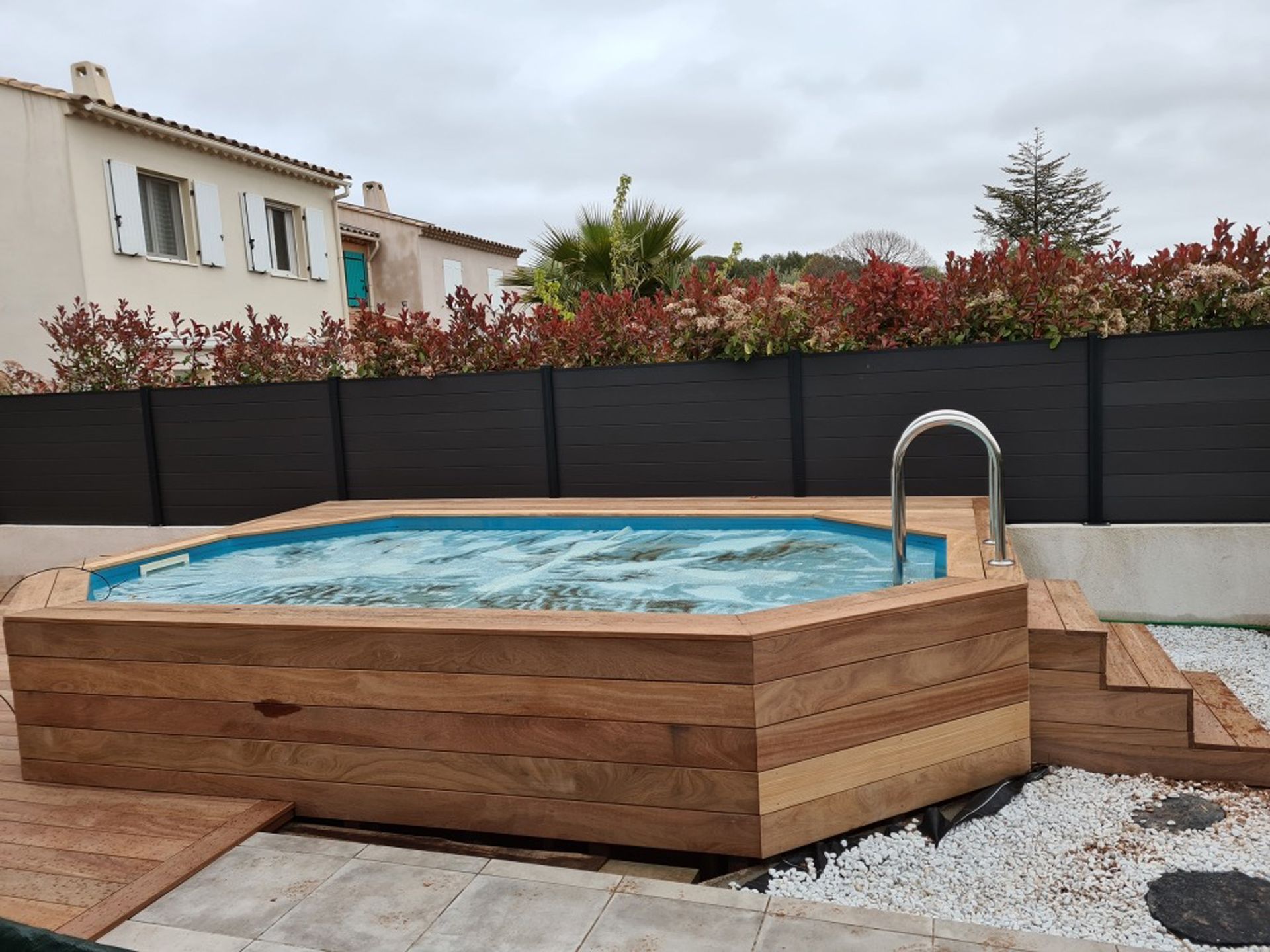 Piscine avec entourage en bois