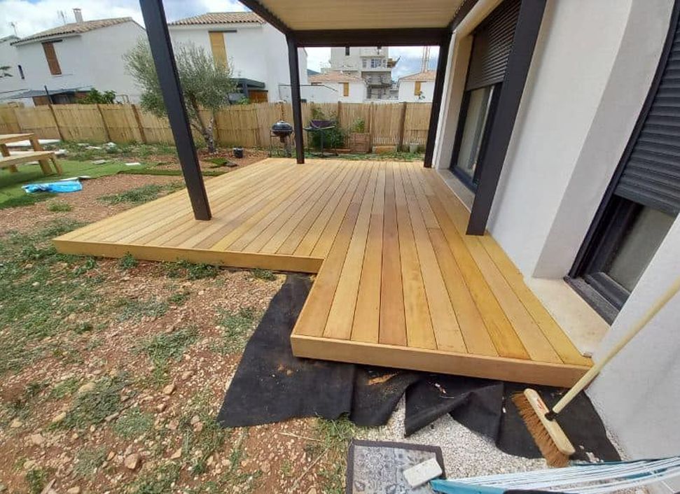 Terrasse couverte avec sol bois clair