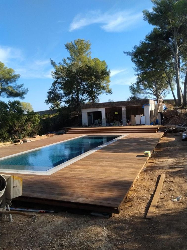 Piscine, entourage en bois et arbres