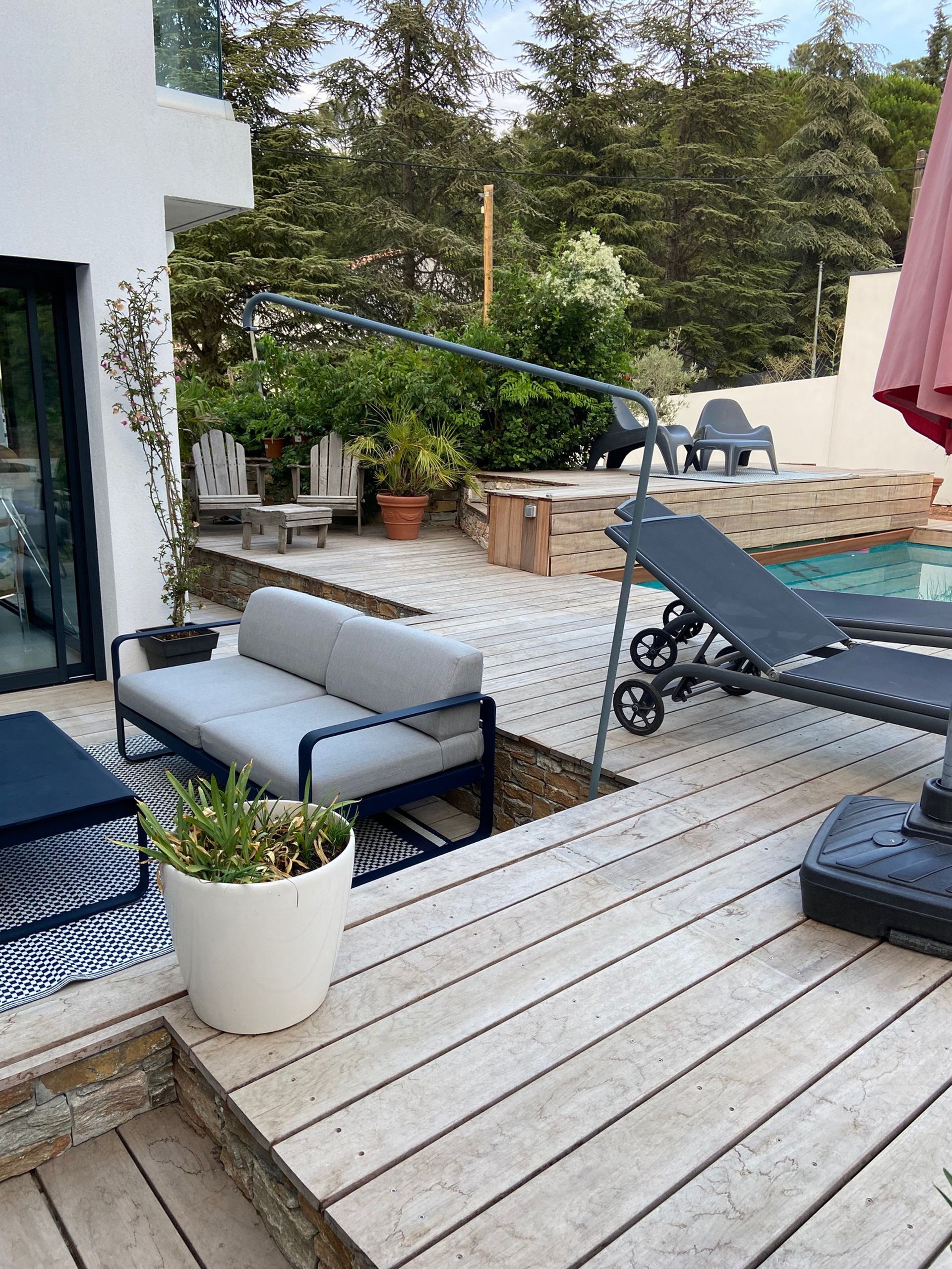 Terrasse bois gris avec canapé