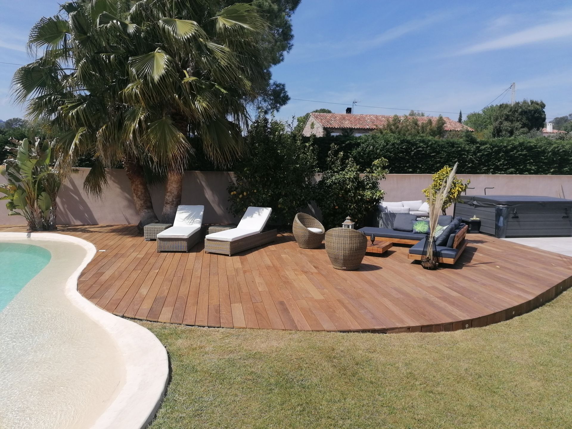 Terrasse en bois avec chaises longues