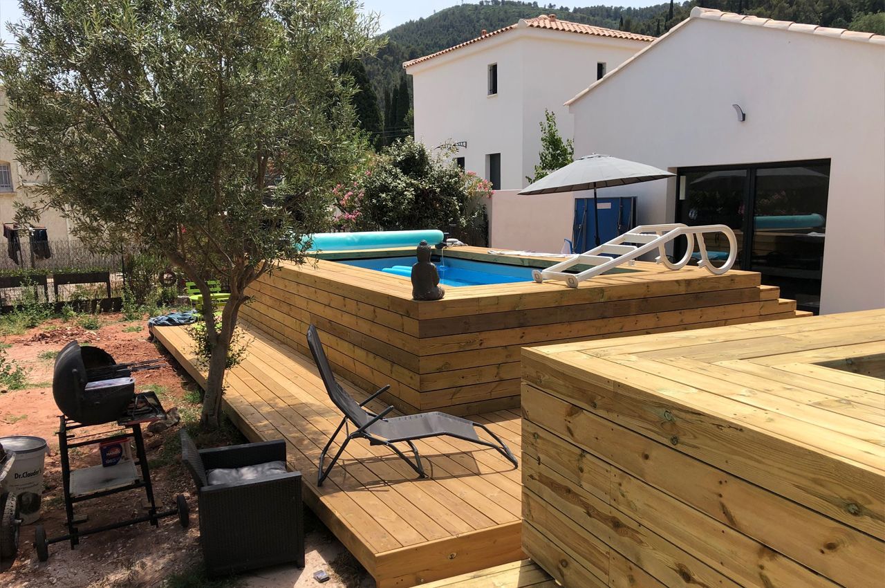 Extérieur élégant avec piscine remplie