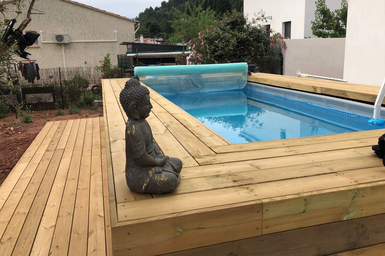Piscine remplie avec statuette noire