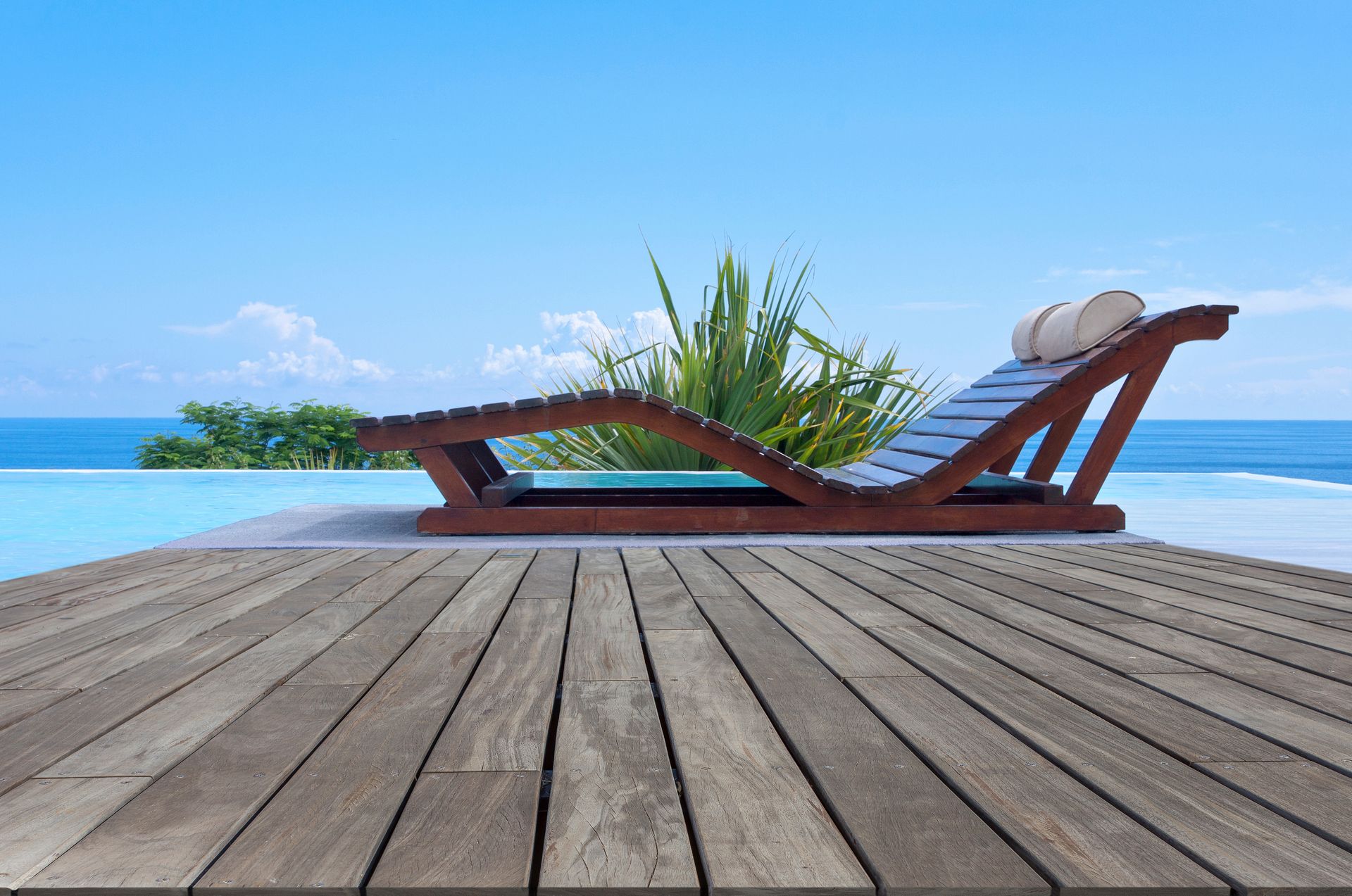 Lames de bois et chaise longue