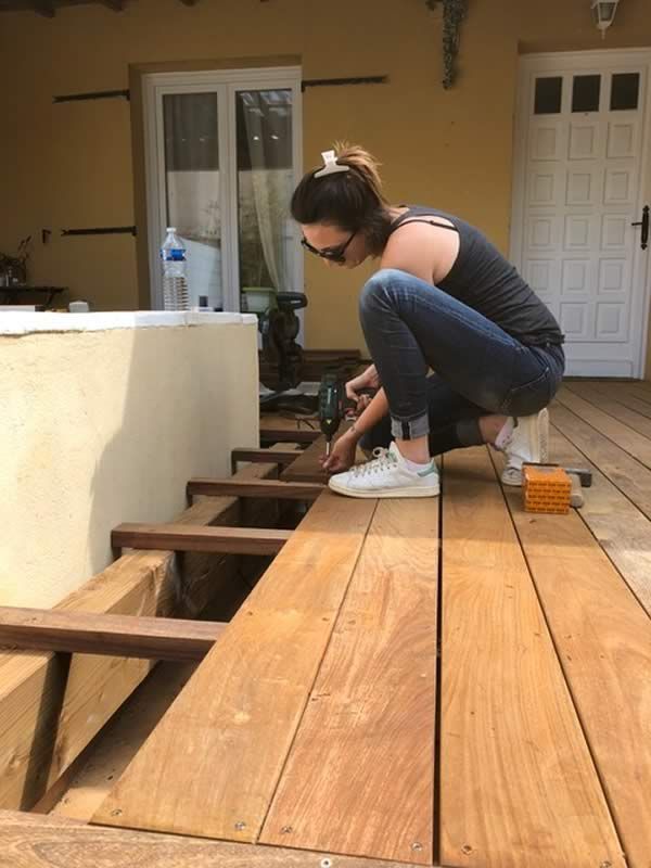 Femme qui réalise des travaux sur une terrasse