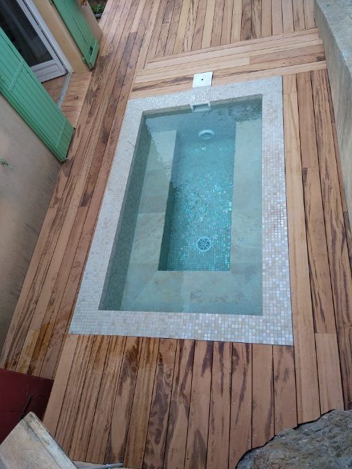 Terrasse bois avec bassin piscine