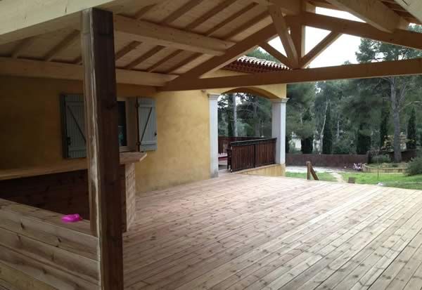 Terrasse avec toiture et charpente