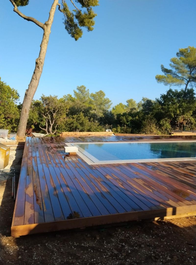 Terrasse avec entourage de piscine en bois