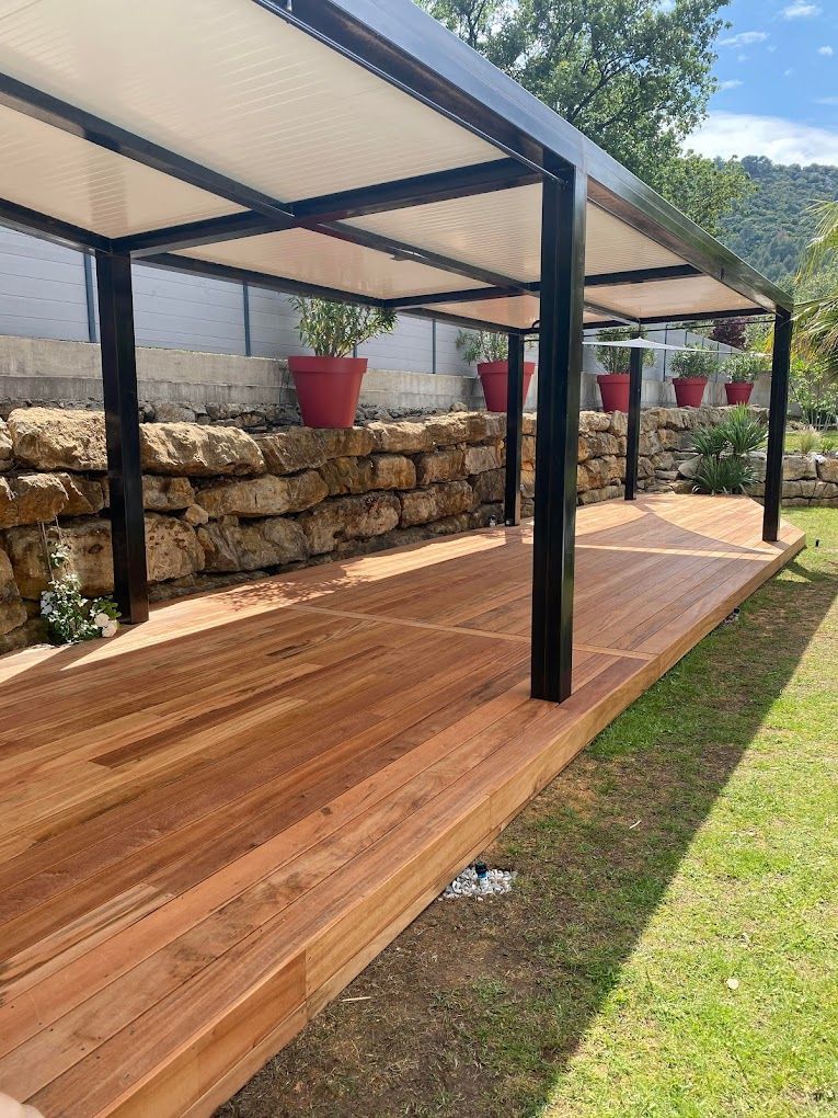 Terrrasse en bois couverte par une pergola