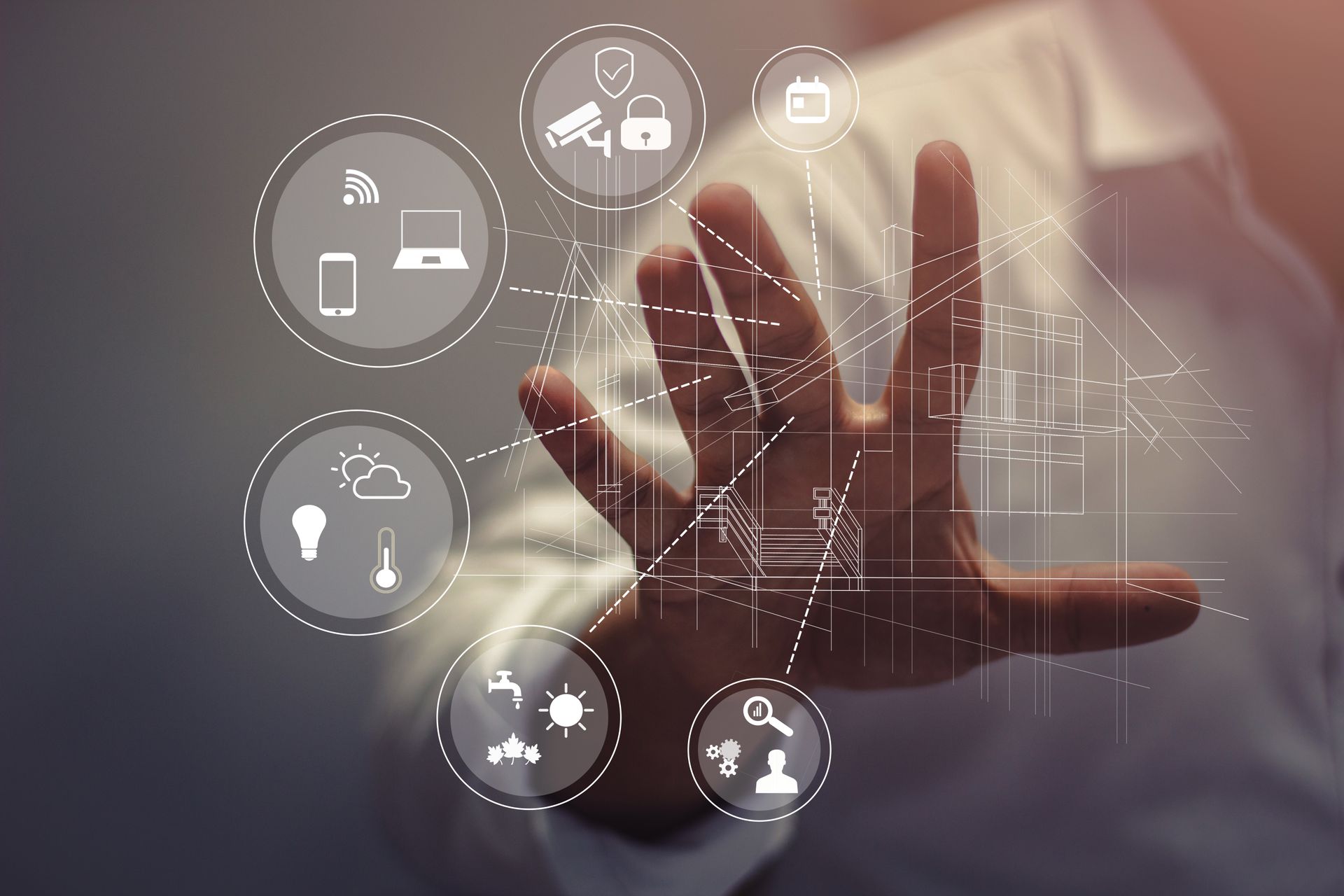 Main interagissant avec une interface de maison connectée affichant des fonctions domotiques.