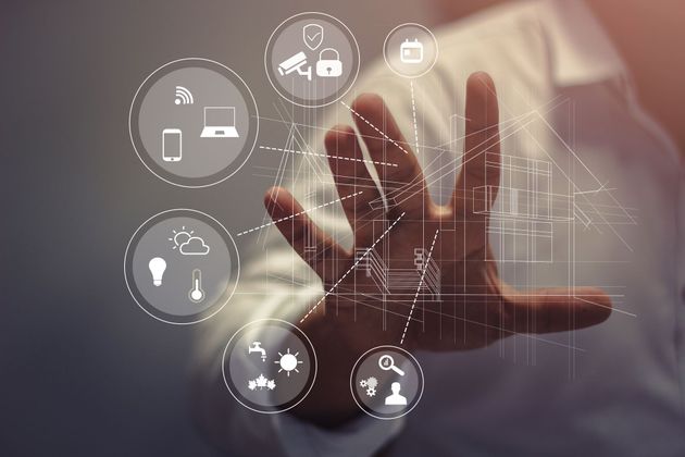Main interagissant avec une interface de maison connectée affichant des fonctions domotiques.