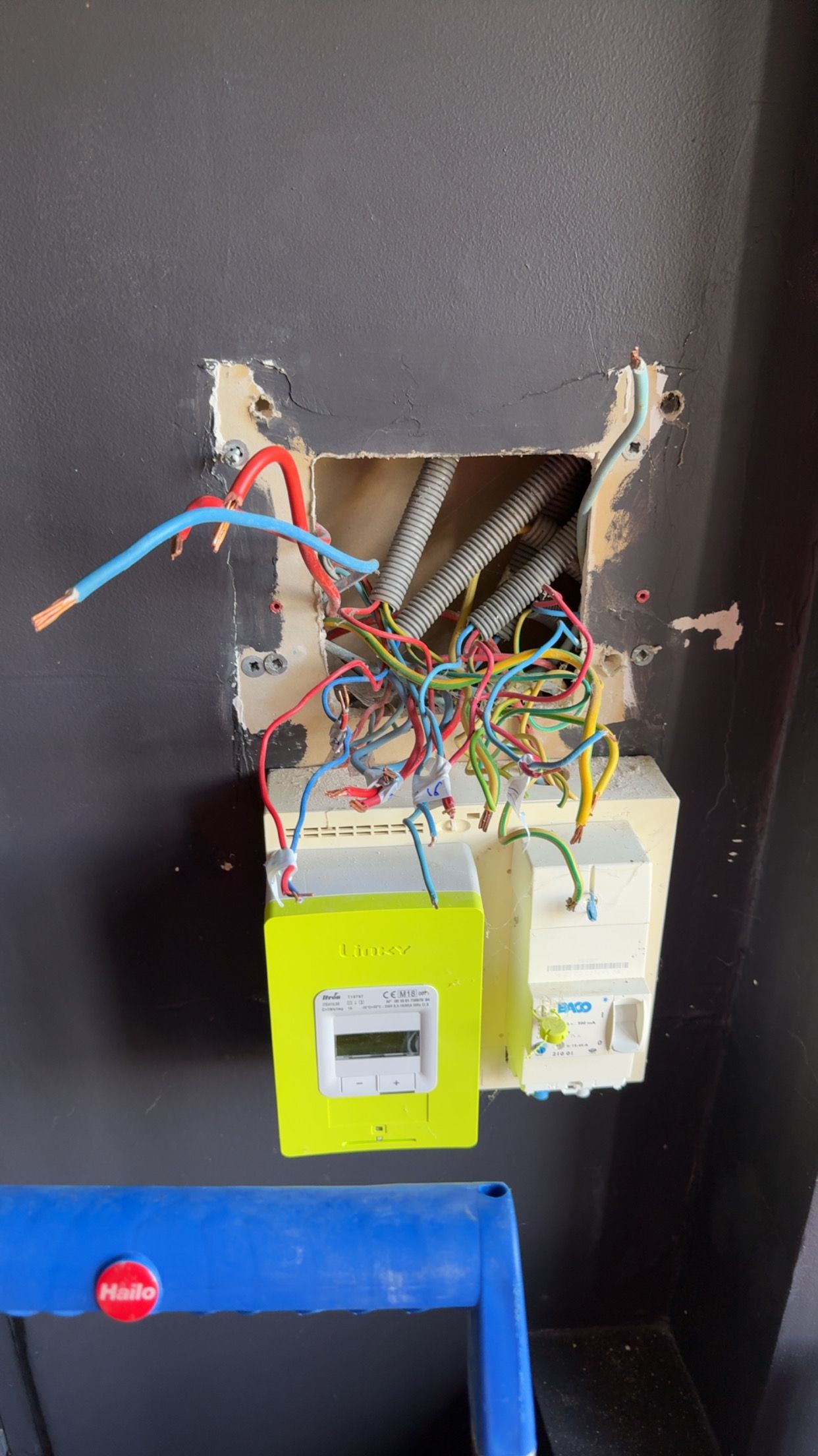 Travaux de modernisation d’une installation électrique avec reprise du câblage autour d’un compteur Linky.