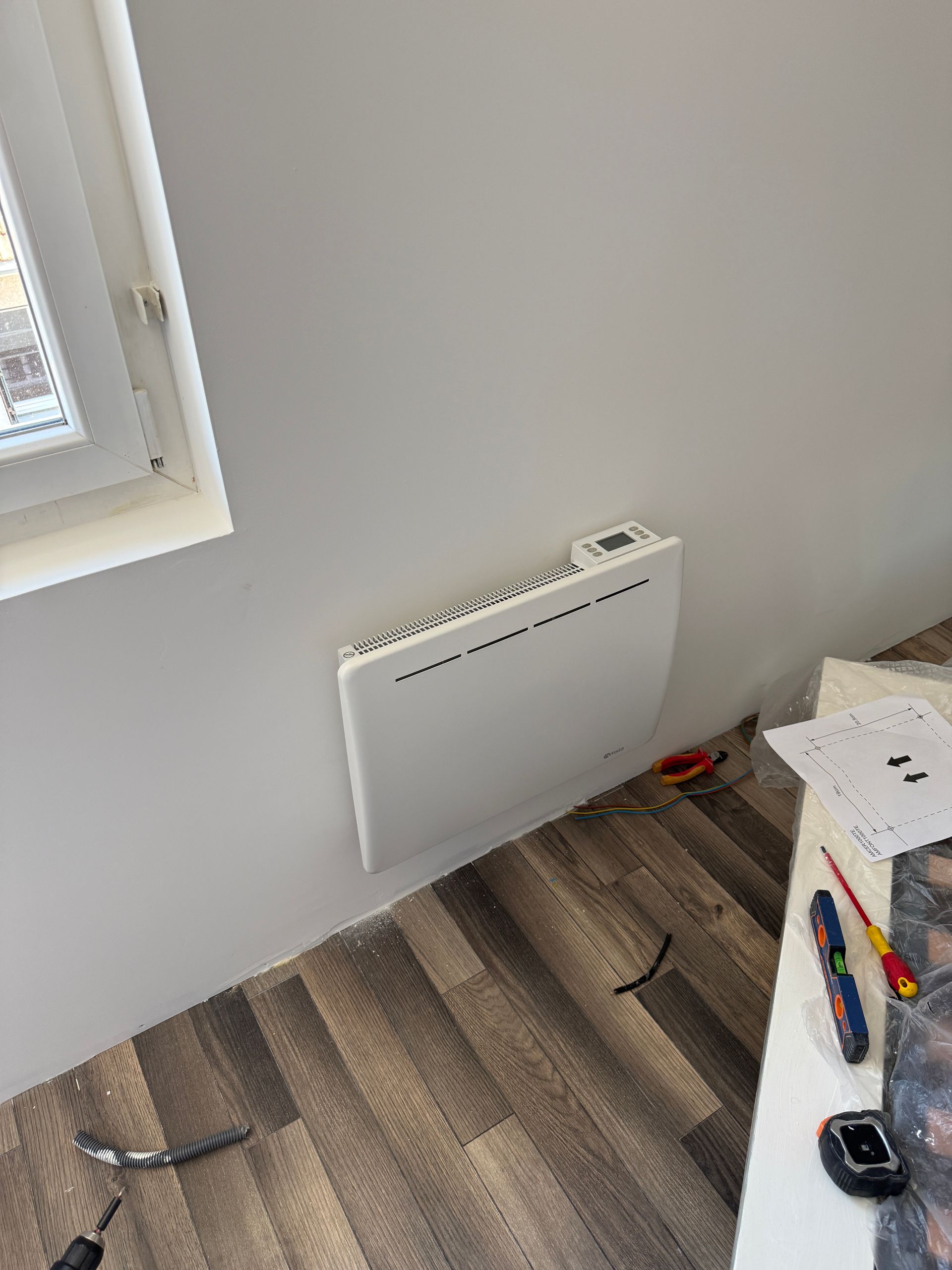 Vue sur un radiateur électrique mural.