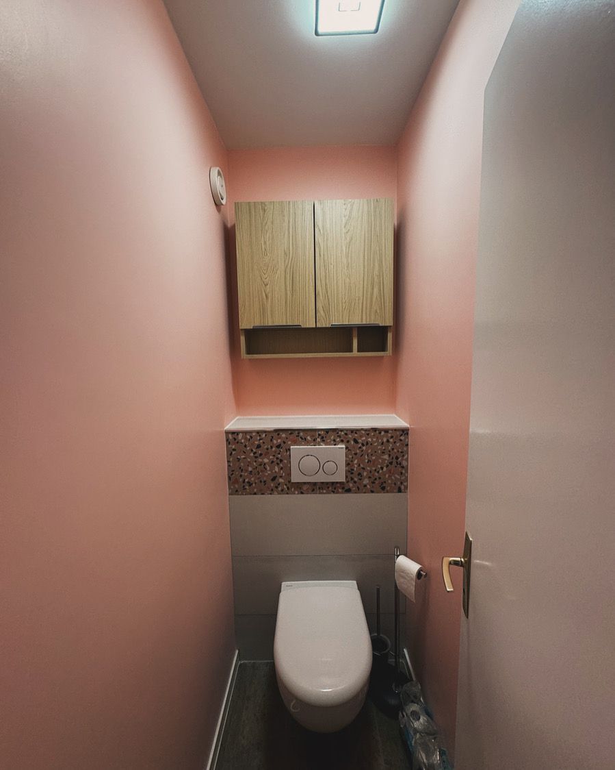 Sanitaire, WC à poser, carrelage mosaïque