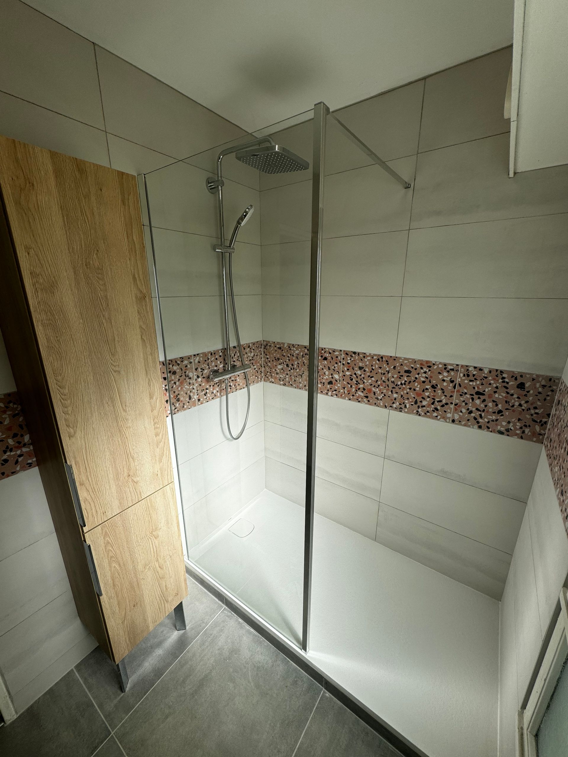 Douche avec bac receveur, meuble en bois, carrelage mosaïque