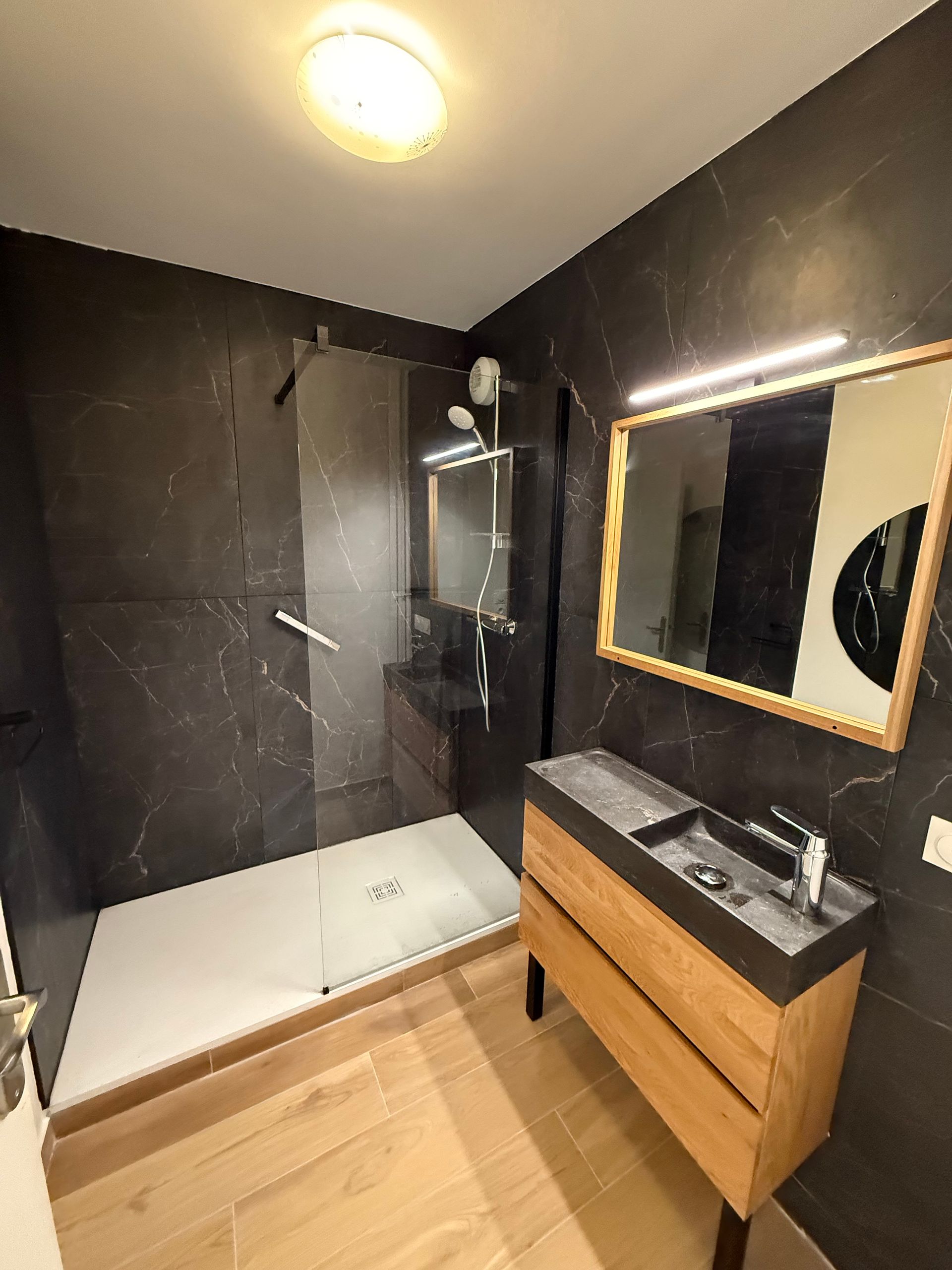 Salle de douche moderne