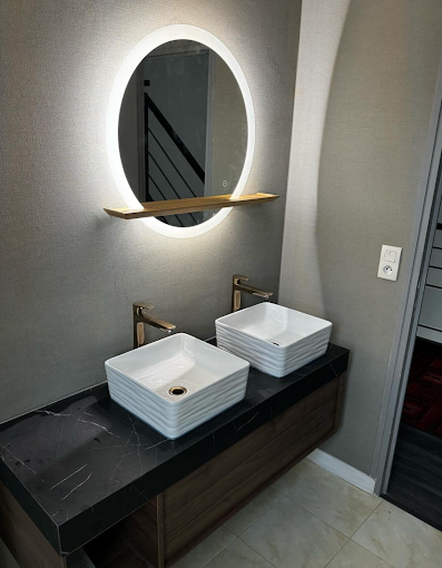 Salle de bains avec deux vasques, miroir lumineux
