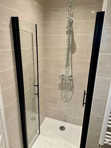 Douche avec paroi en verre