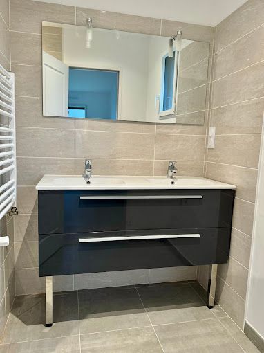 Meuble laqué de salle de bains avec double vasque