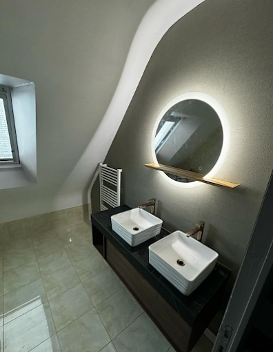 Salle de bains avec deux vasques, miroir led