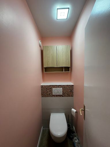 WC à poser et frise murale en mosaïque