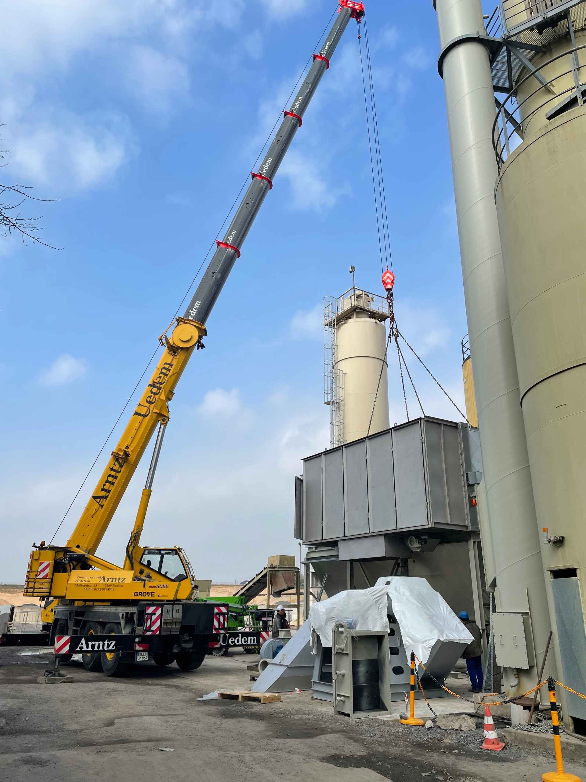 Kranverleih Arntz GmbH – Kran beim Heben von Container